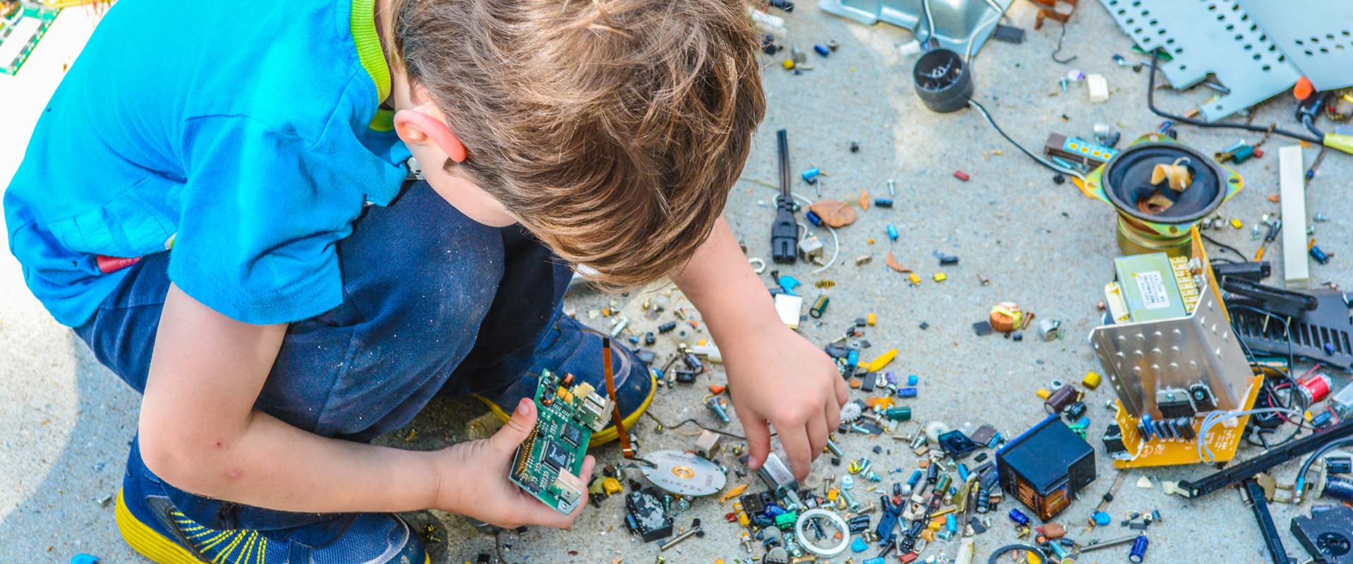 Kid building electronics